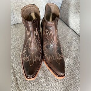 Ariat Dixon Distressed Brown. New - never worn. Size 9.5.